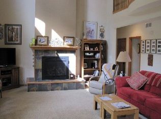908 Foxwalk Ct, Waterford, WI 53185