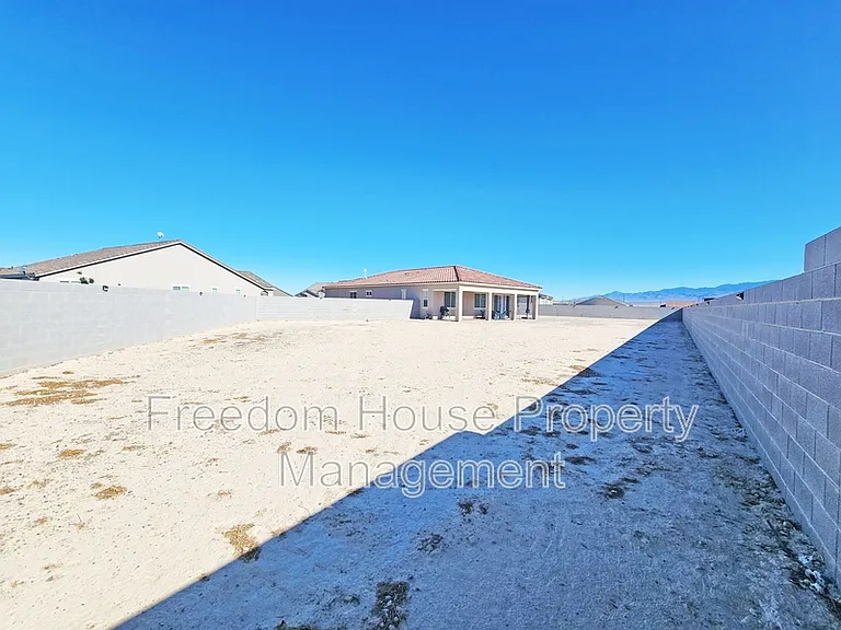 4901 Fairwood Ct — Photo 41