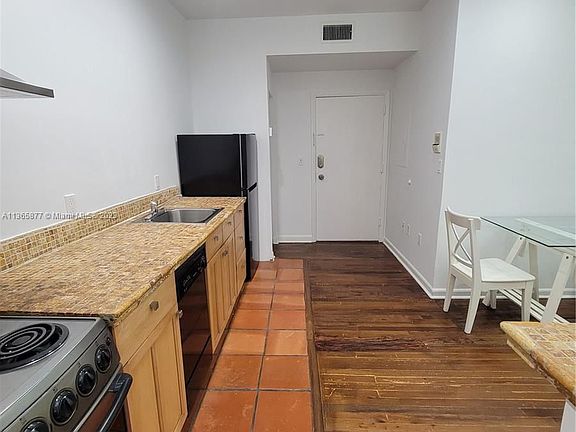 5th image of 1521 Lenox Ave APT 105