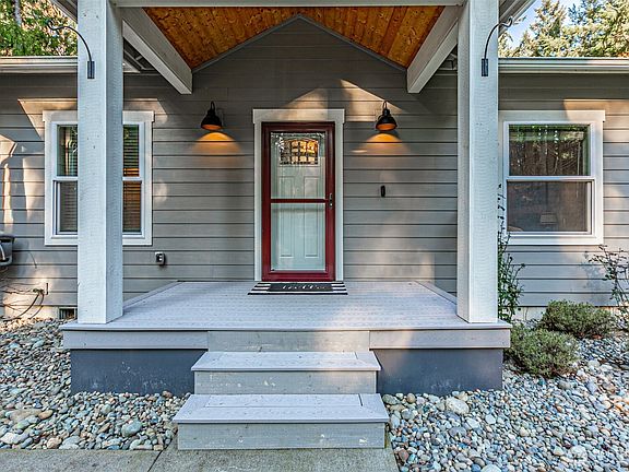 Covered front entrance>