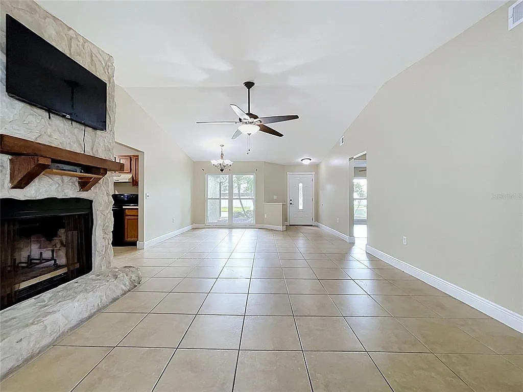3 bed, 2.0 bath, 1414 sqft, $2,500 — Photo 3