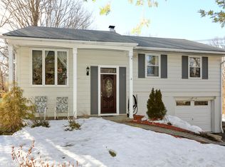 8 Pike Pl, Mahopac, NY 10541