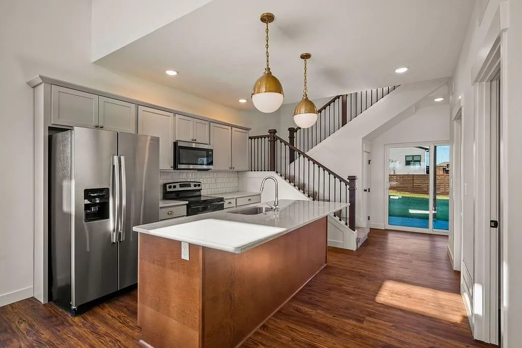 Modern kitchen with Appliances - 2520 Arlene Pl #2520
