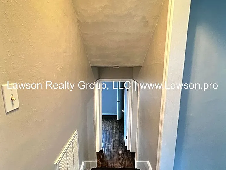 713 Oakview Dr — Photo 5