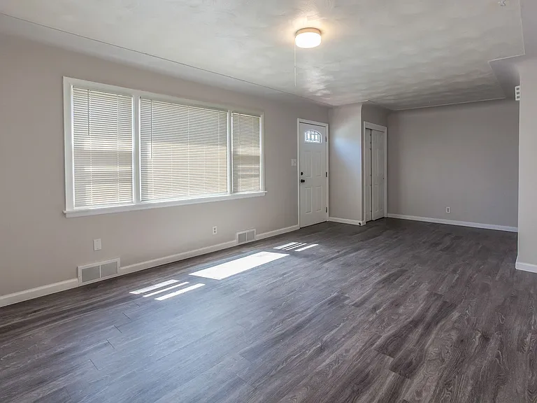 2327 W 6th St — Photo 3