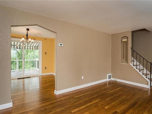 4th image of 842 Dunster St