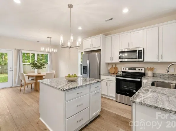 305 Harrison St, Charlotte, NC 28208