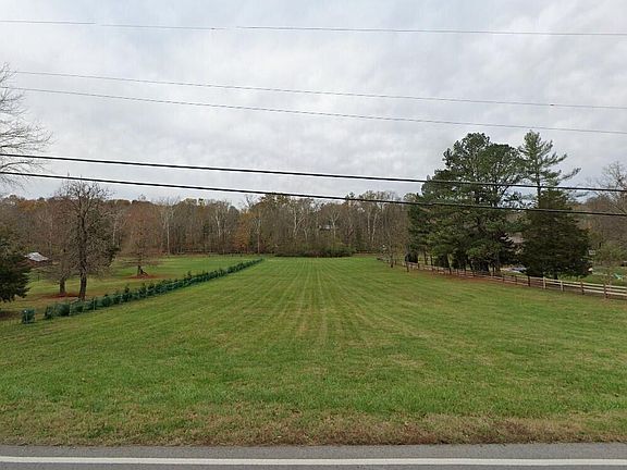 3rd image of 5604 Chenoweth Run Rd