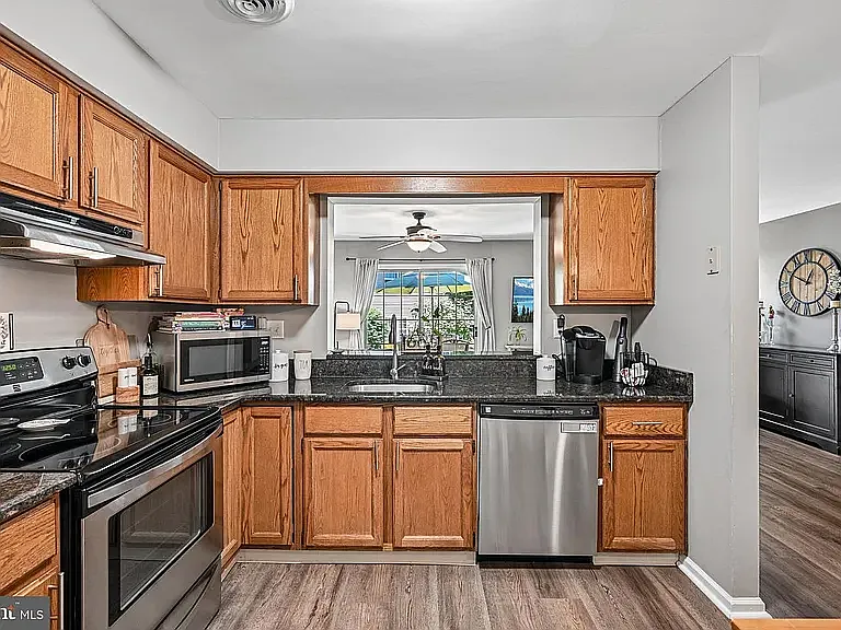 184 Victoria Ct — Photo 10
