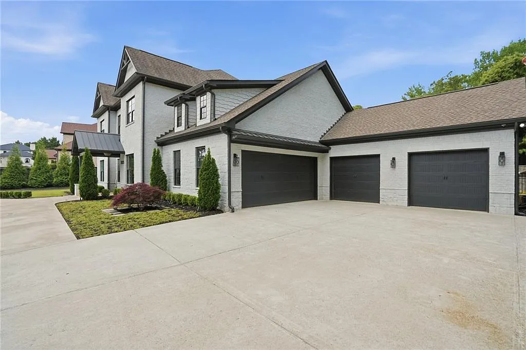 5 bed, 5.5 bath, 4130 sqft, $12,500 — Photo 2