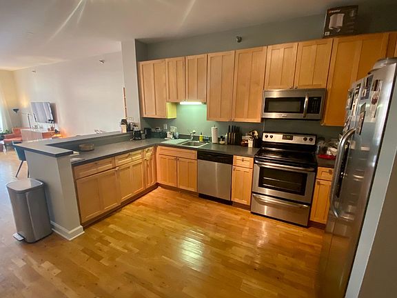5th image of 1322 S Prairie Ave #18XX