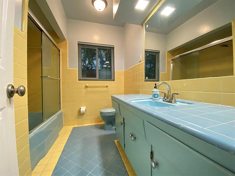 1049 Van Buren St — Photo 14