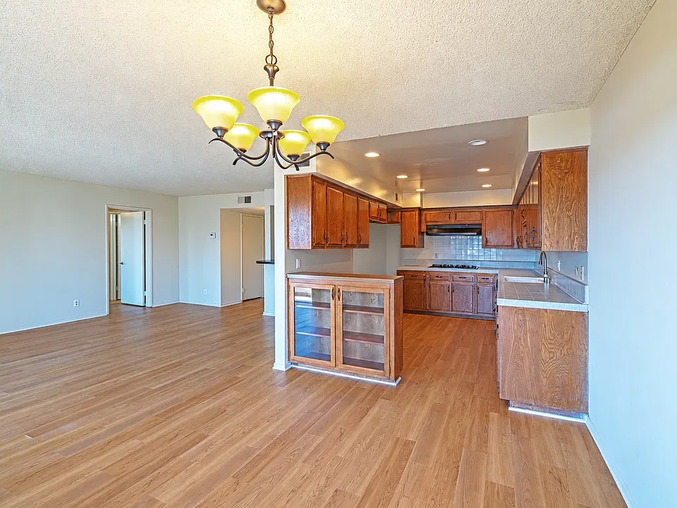 445 S Los Robles Ave #302