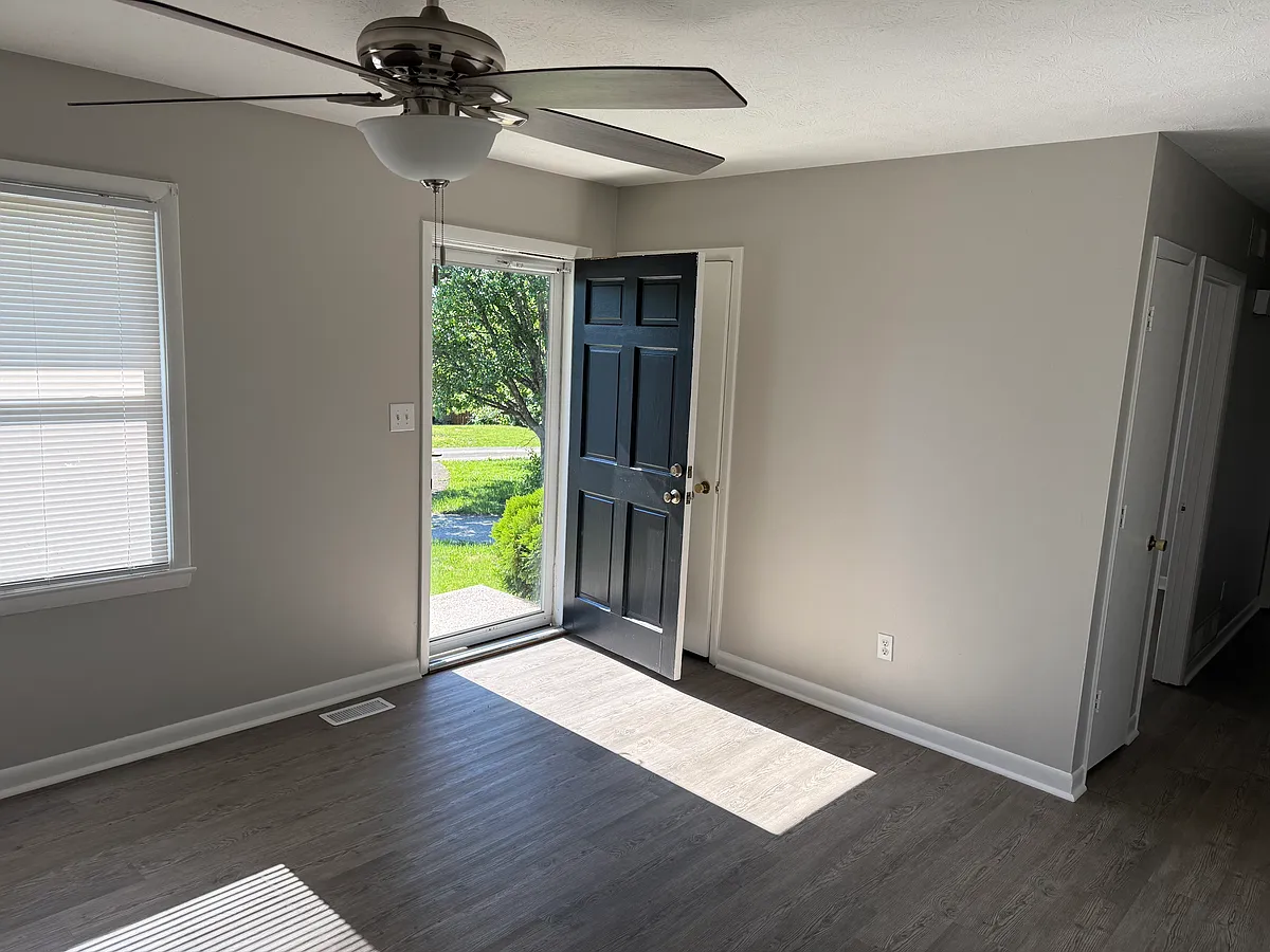 Building Photo - 3680 Claredon Dr