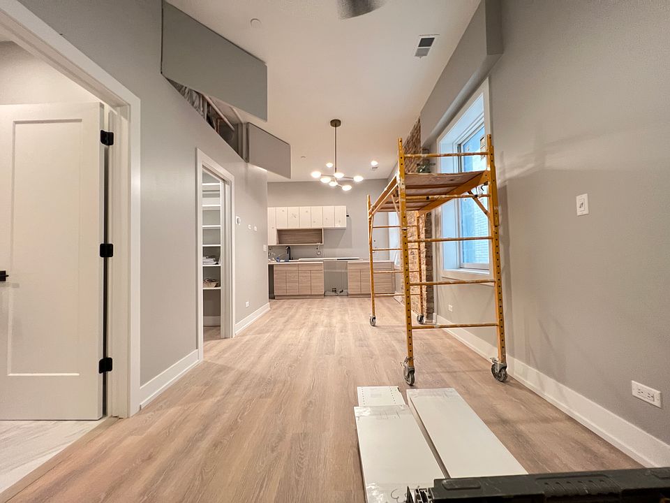 1st image of 448 W Barry Ave #203