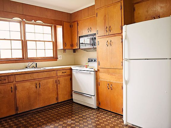 4th image of 805 Hemlock Dr NE