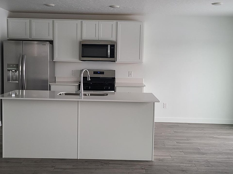1st image of 611 N Scuttlebutt Ln