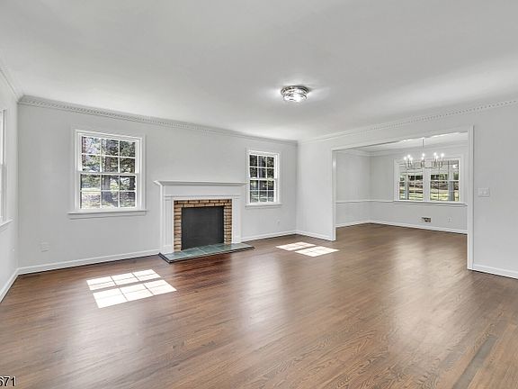 4th image of 54 Robin Glen Rd