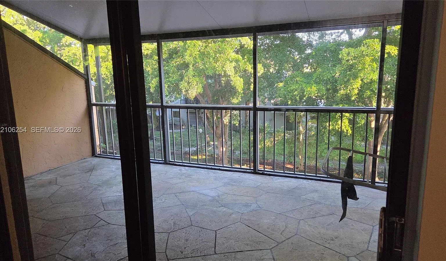 Lago West Condominium — Photo 1
