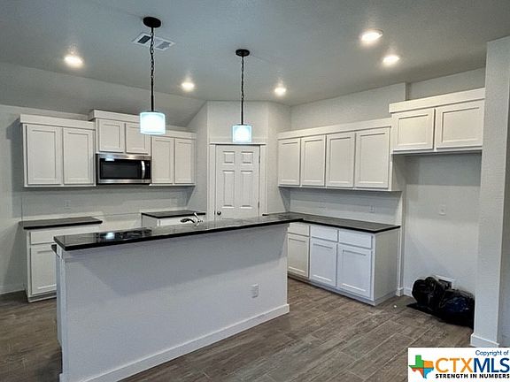 3rd image of 1502 Sideoats Ln
