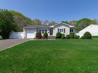 149 Barton Ln, Bayport, NY 11705