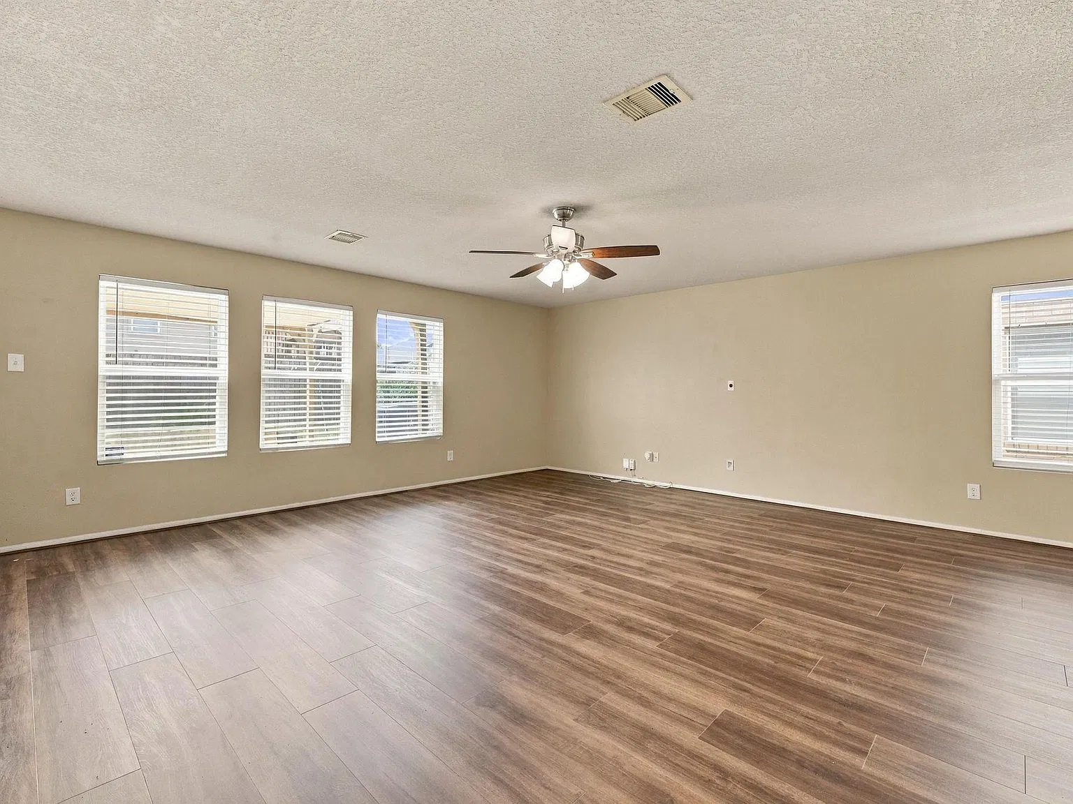 5 bed, 3.0 bath, 2500 sqft, $2,550 — Photo 4
