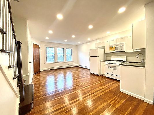 4th image of 20-40 32nd St #1F