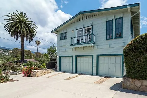 410 E Victoria St — Photo 1