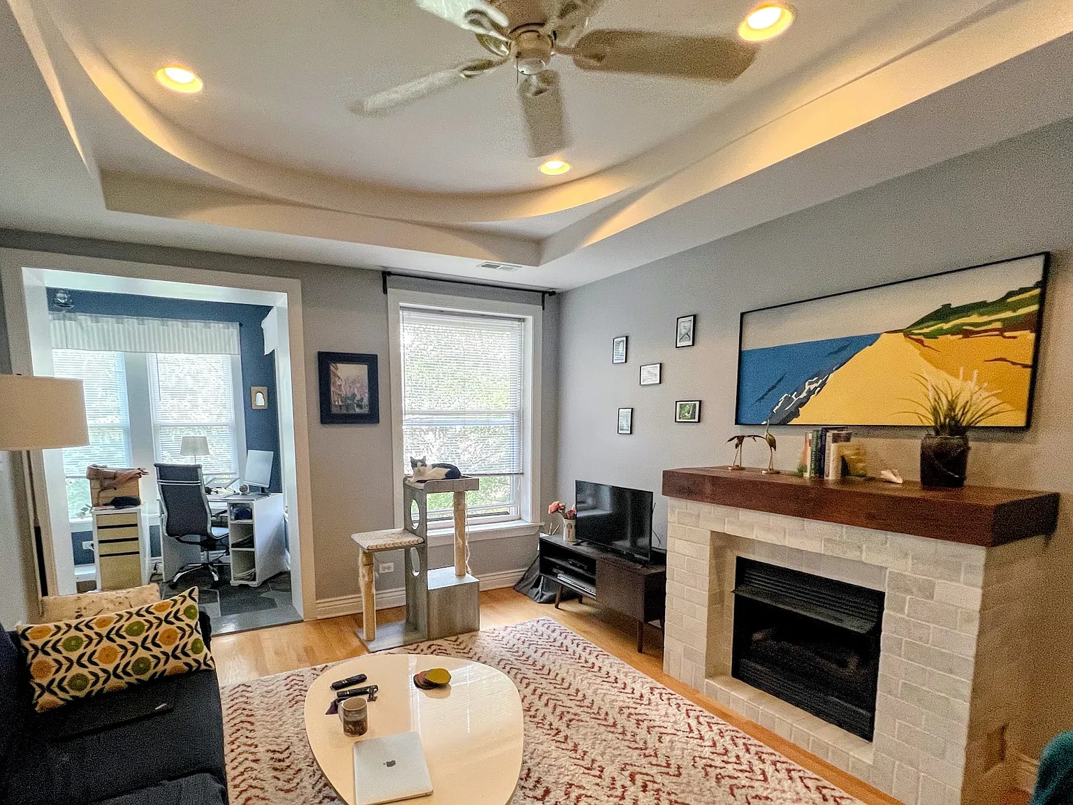 7021 N Greenview Ave — Photo 1