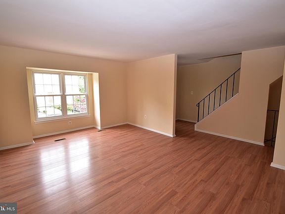 5th image of 821 Ivy League Ln