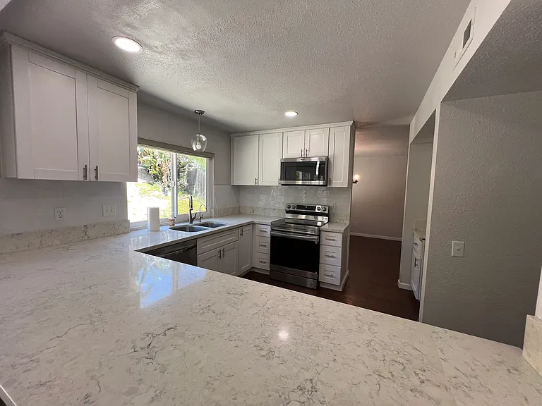 1371 La Mancha Pl — Photo 6
