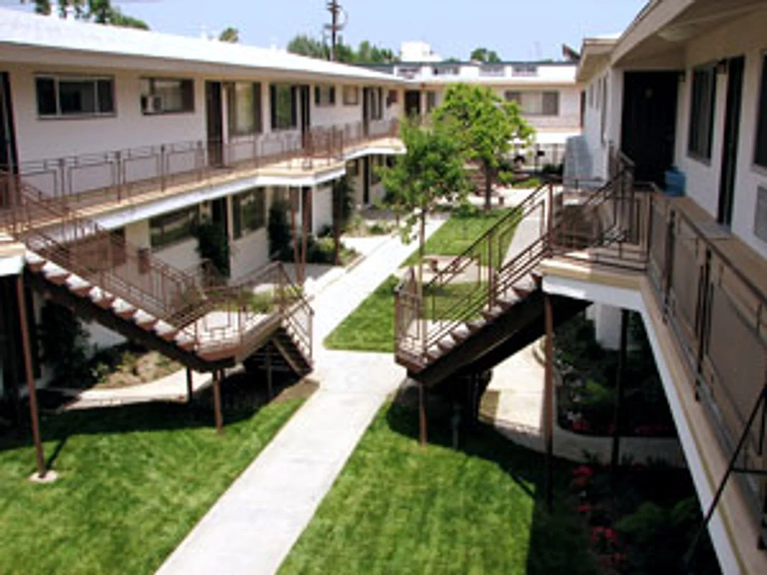 Courtyard Apts — Photo 1