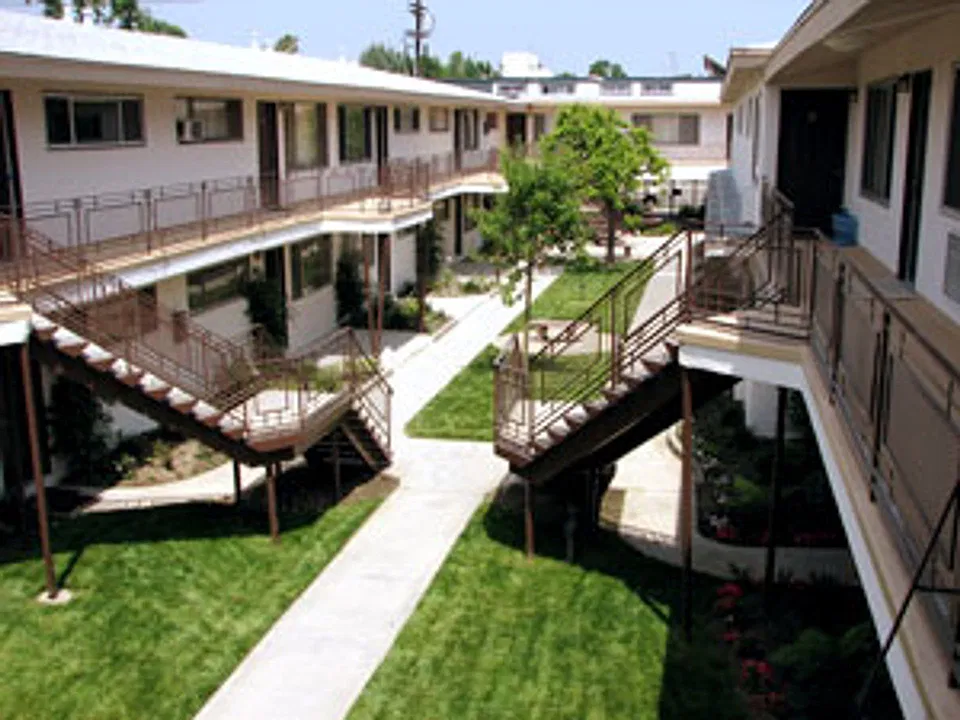 Courtyard Apts