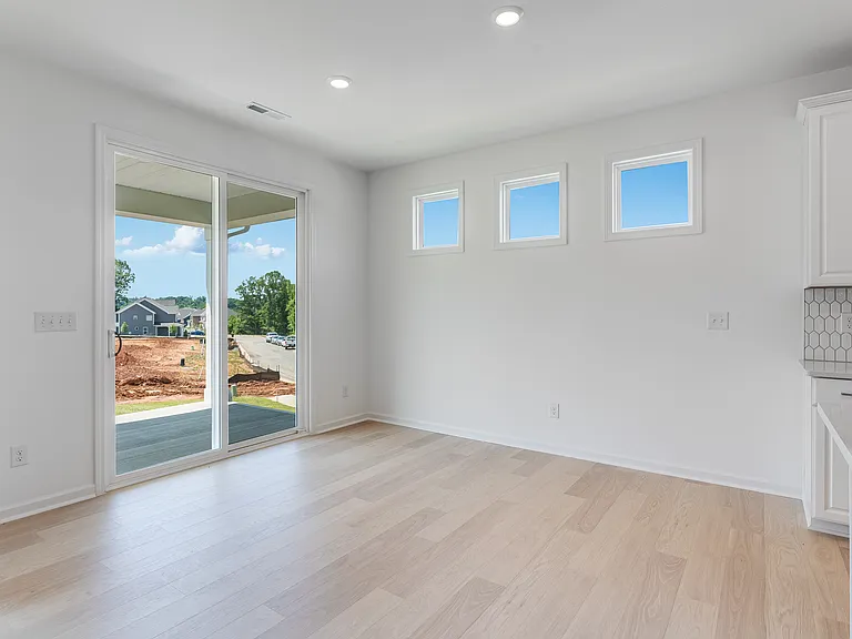 136 Glenn Dr — Photo 8