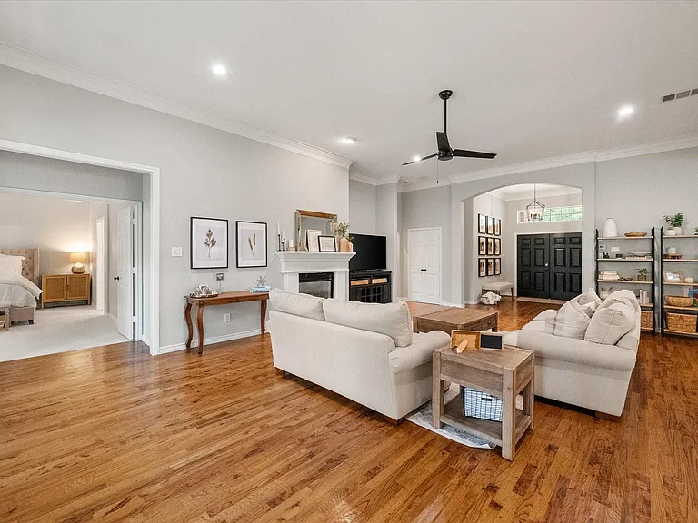 1702 Forest Bend Ln — Photo 7