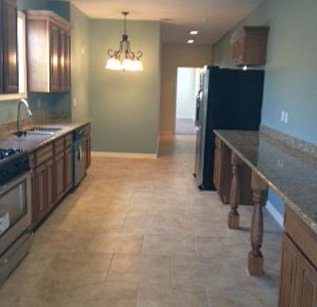 4th image of 729 Hidalgo St