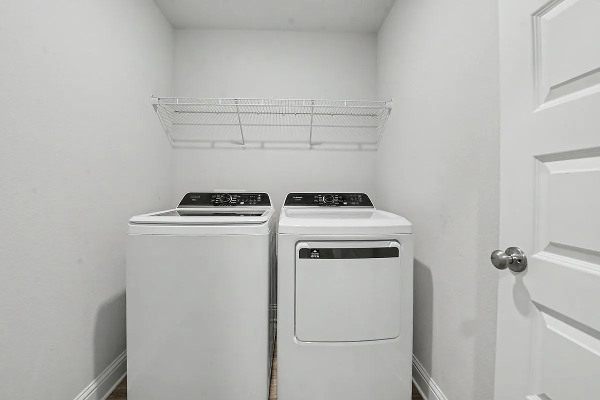 4 bed, 2.0 bath, 1915 sqft, $1,950 — Photo 2