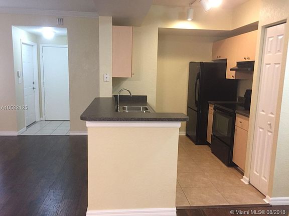 4th image of 2552 Centergate Dr