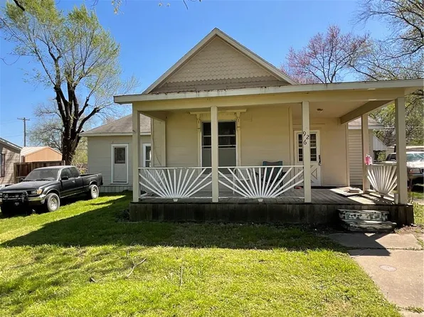 926 E 7th St, Ottawa, KS 66067