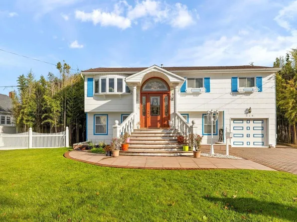 318 44th Street, Lindenhurst, NY 11757