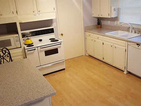 3rd image of 522 Glenpark Dr