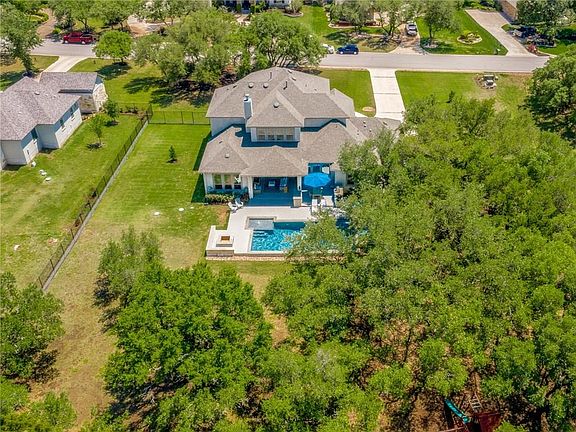 3rd image of 2905 Vista Heights Dr