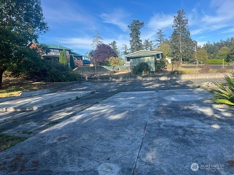5th image of 1586 Douglas Street