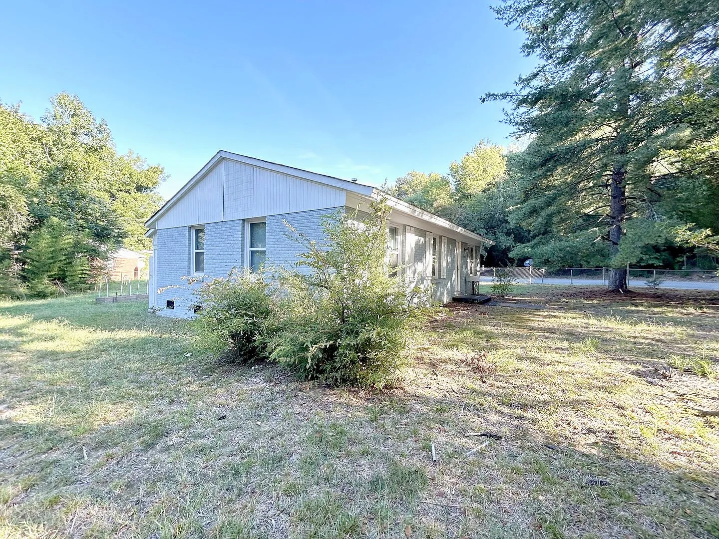 Freshly painted, updated 3 bed, 1 bath Ranch on a fully fenced corner lot, Minutes to Uptown — Photo 3
