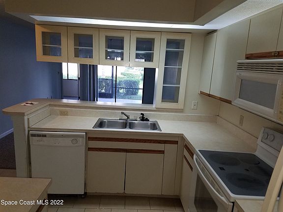 3rd image of 1119 Country Club Dr #913