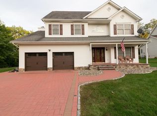 10 Gatehouse Pl, Walden, NY 12586