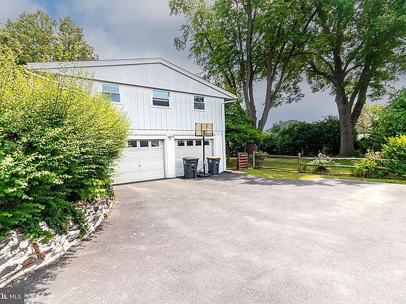 3rd image of 426 Sunset Dr