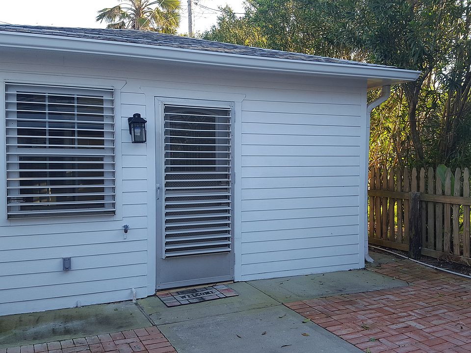 Cute rear bungalow front door.