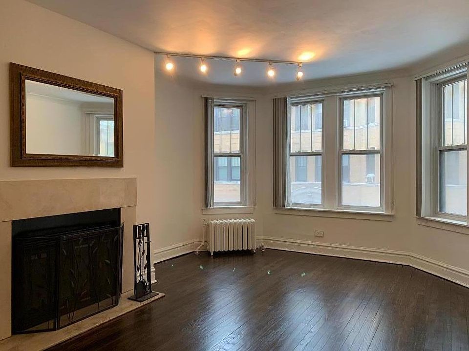 Light, Airy Space overlooking beautiful gated Courtyard - Welcome!