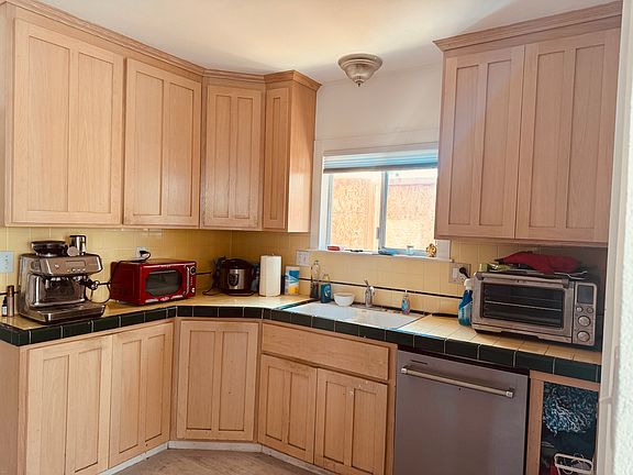 5th image of 360 E Saint John St